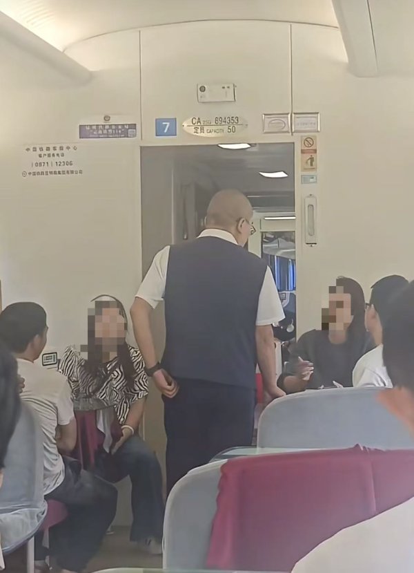 亿米网 女乘客带孩子欲在餐车吃泡面被拒？中国铁路客服回应