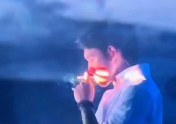 配资盘 演出过程中在舞台上吸烟！歌手蒋文涵GALI被处罚